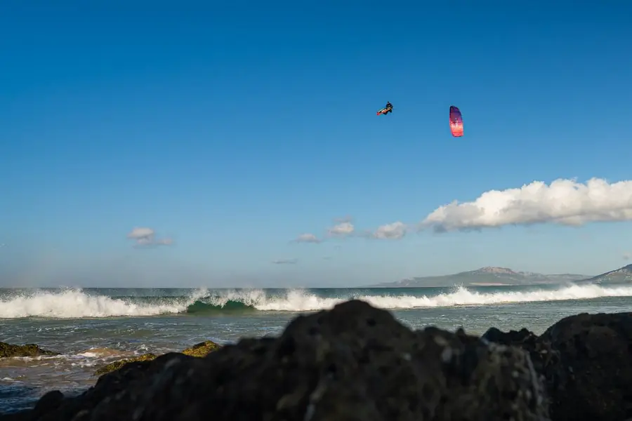 Javier kitesurfing